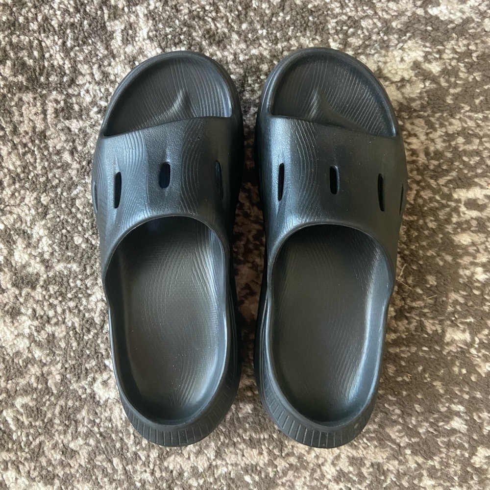 NWOT HOKA slides - size 8 women’s